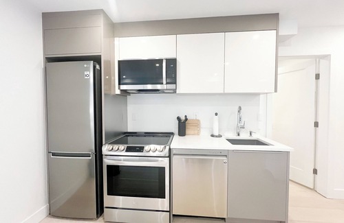 Lower Lonsdale Apartment | 2-bedroom apartment in peaceful North Vancouver with AC