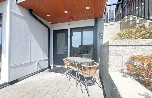 Lower Lonsdale Apartment | 2-bedroom apartment in peaceful North Vancouver with AC