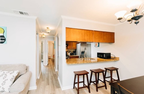 Bayshore Gardens Apartment | 2-bedroom apartment in South Tampa with King Bed!
