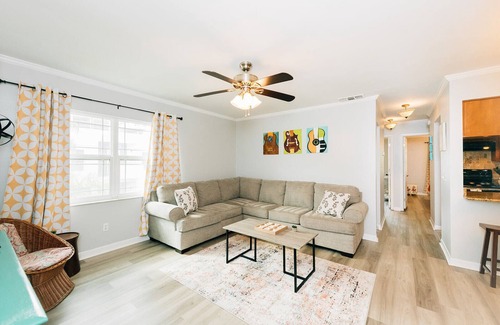 Bayshore Gardens Apartment | 2-bedroom apartment in South Tampa with King Bed!
