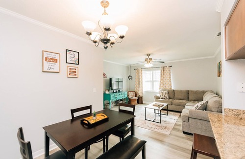 Bayshore Gardens Apartment | 2-bedroom apartment in South Tampa with King Bed!