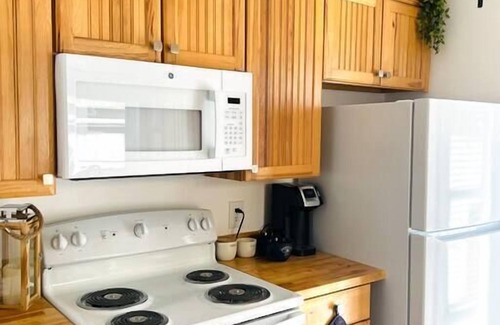 Lauderdale Beach House | 2 Bedroom Bungalow Home - 2 Minute Walk To Beach