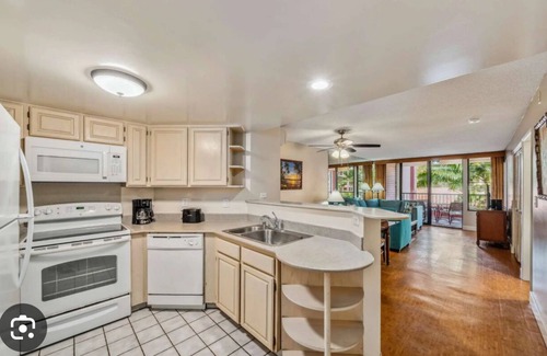 Kahana House | 2-bedroom Condo in charming Lahaina with AC and beach access