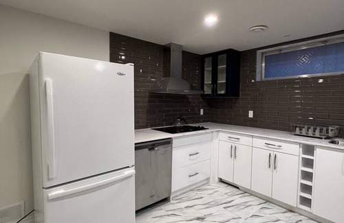Highland Park House | 2 Bedroom Guest Suite Central Calgary Near Airport & DT