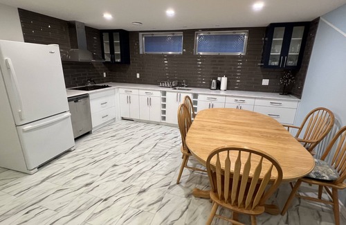 Highland Park House | 2 Bedroom Guest Suite Central Calgary Near Airport & DT