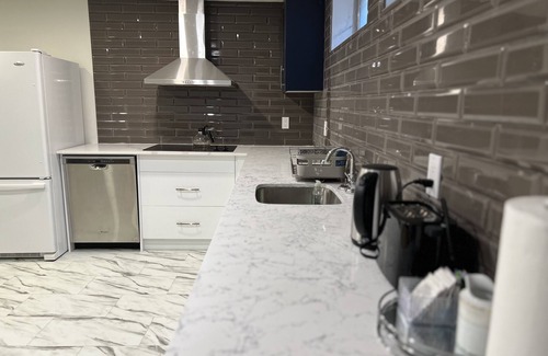 Highland Park House | 2 Bedroom Guest Suite Central Calgary Near Airport & DT
