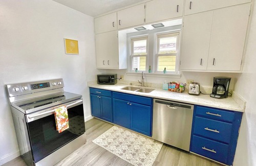 South Bend House | 2-bedroom house, sleeps 7, near Notre Dame with WiFi, AC