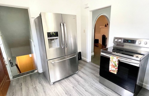 South Bend House | 2-bedroom house, sleeps 7, near Notre Dame with WiFi, AC