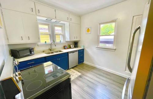 South Bend House | 2-bedroom house, sleeps 7, near Notre Dame with WiFi, AC
