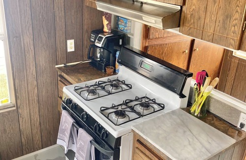 Lyman House | 2-bedroom mobile home in small town Lyman with WiFi. Plenty of parking.