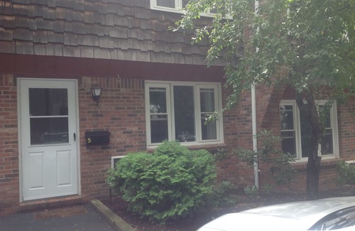 Lee House | 2 Bedroom newly renovated townehouse, beautifully decorated at Garfield House