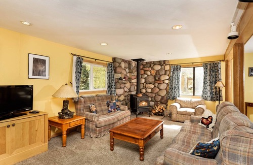 Carbondale Apartment | 2 Bedroom Suite - Lower