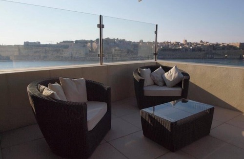 Senglea Apartment | 2 Bedroomed Seafront Penthouse, fully Air Conditioned, with a breathtaking View