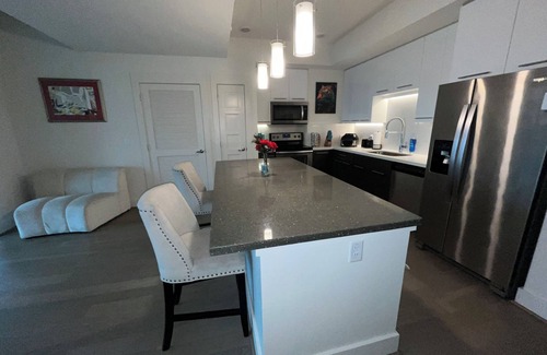 Midtown Condo | 2 Bedrooms , 2-BR W/Pool & Gym In Central Midtown W/Balcony View