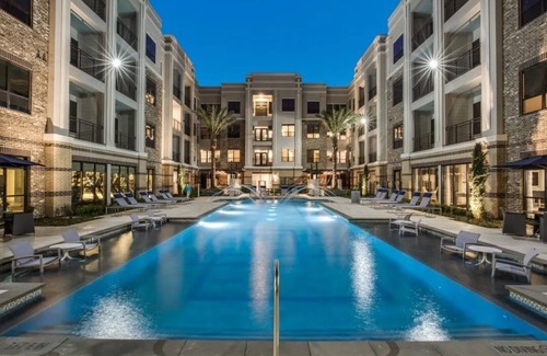 Midtown Condo | 2 Bedrooms , 2-BR W/Pool & Gym In Central Midtown W/Balcony View