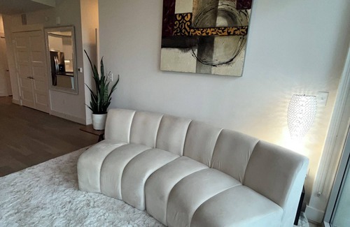 Midtown Condo | 2 Bedrooms , 2-BR W/Pool & Gym In Central Midtown W/Balcony View