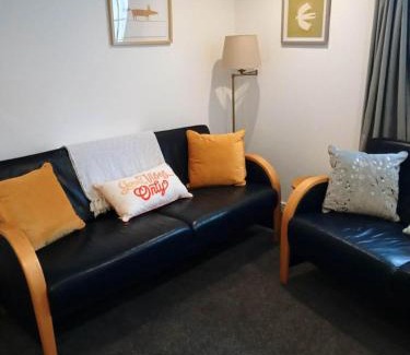 Lundin Links House | 2 bedrooms sleeps 4 free wifi parking outdoor area
