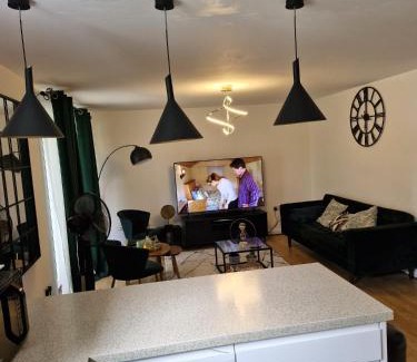 Dartford Apartment | 2 Beds Sleeps 5 Pets Ok Balcony & Free Parking