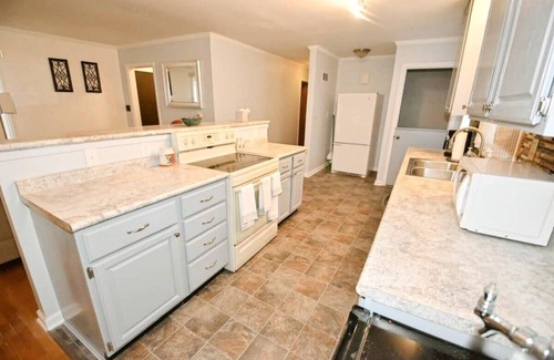 Wooded Estates House | 2 blocks to ND! 4 bedroom 2 bath home(1217)
