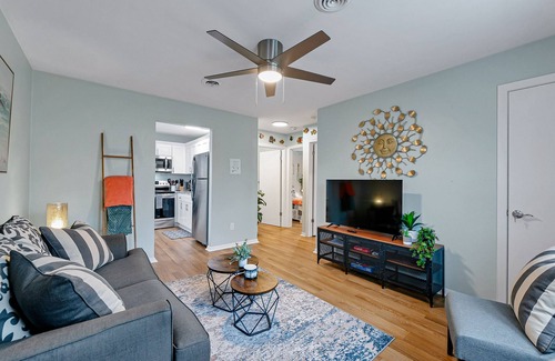 Norfolk - Virginia Beach House | 2 br-Cental Location, WiFi, Washer/dryer in unit, Dogs OK!