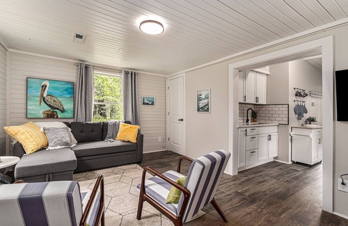 South Haven Cabin | 2 Cabins| HotTub | Pickleball | FirePit | King Bed