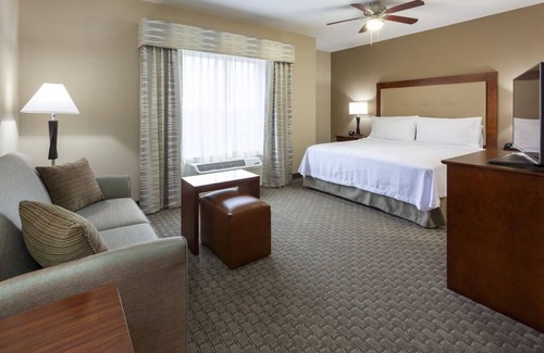 Kutzky Park House | 2 Comfortable Accommodation! Kitchen, Pet-Friendly, Indoor Pool!