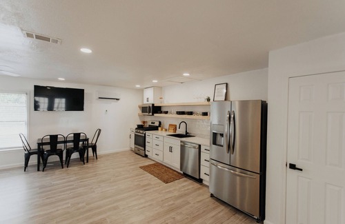 Waco House | 2 Full Units Quiet Culdesac w/Private Pickleball - Sleeps 10