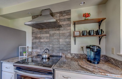Harlow House | 😔🌿2 King Beds Fenced backyard 4 Miles—>Autzen🏈 2 Patios Prof. Cleaned Ping pong🏓