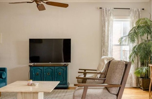 Southmoreland House | 2 KING Beds + Smart TV + Coffee &Tea + Walk to Westport