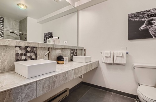 Clear Creek County Hotel | 2 King Suite, Boutique Mountain Motel near hiking & MTB park in Idaho Springs