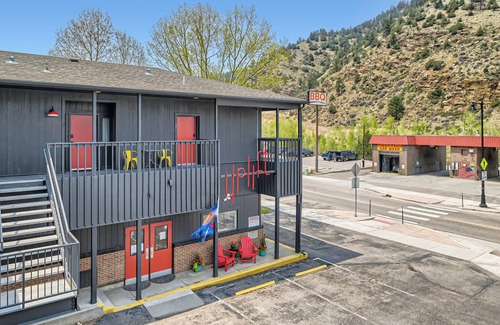 Clear Creek County Hotel | 2 King Suite, Boutique Mountain Motel near hiking & MTB park in Idaho Springs