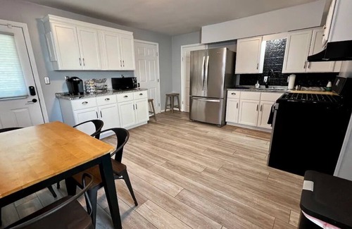 Germantown House | «2 kitchens walk to bars/restaurants/coffee shops near UofL BBQ grill work space