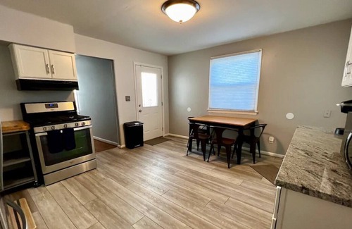 Germantown House | «2 kitchens walk to bars/restaurants/coffee shops near UofL BBQ grill work space