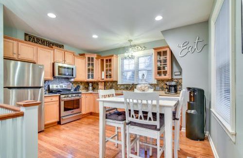 Oak Grove House | 2 Mi to Bay Park Charming Milwaukie Getaway