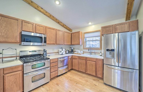 Beech Mountain Cottage | 2 Mi to Beech Mtn: Family Retreat w/Fire Pit
