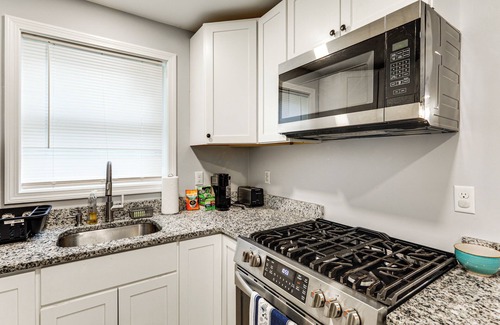 Attleboro House | 2 Mi to Dtwn Attleboro: Pet-Friendly Apt!