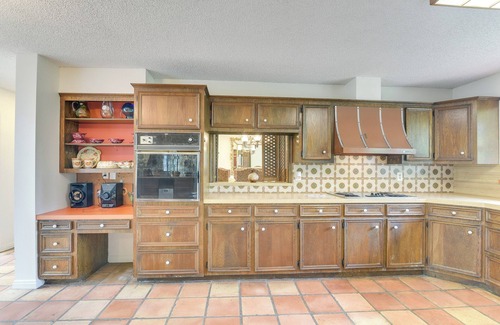 Bailey's Prairie House | 2 Mi to Dtwn: Spacious Angleton Home w/Courtyard!