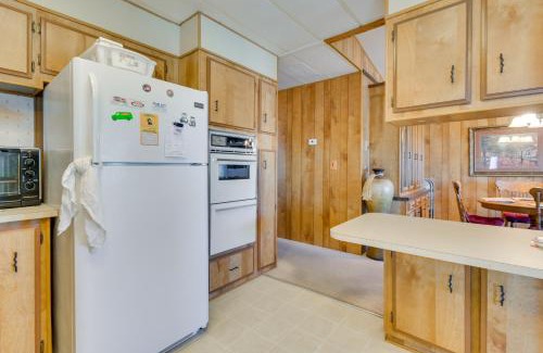 Desert Hills House | 2 Mi to Lake Havasu Pet-Friendly Home with Grill!