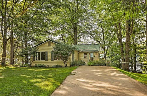 Le Roy House | 2 Mi to Winery Le Roy Escape with Fire Pit and Views