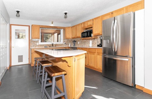 Jasper East House | 2-Minute DRIVE to Jasper National Park | 5 Bedrooms/4 Bathrooms & 10 Beds!