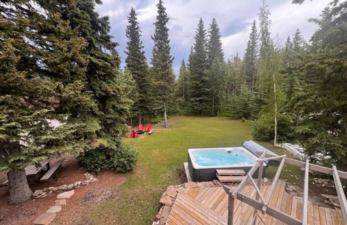 Jasper East House | 2-Minute DRIVE to Jasper National Park | 5 Bedrooms/4 Bathrooms & 10 Beds!