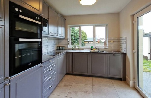 Leopardstown House | 2 minute walk to LUAS (tram)!
