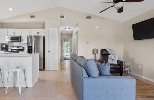 Treasure Cove House | 2 Minutes Toes in Sand - Beach - Emerald Waters - Sunsets - Lagoon