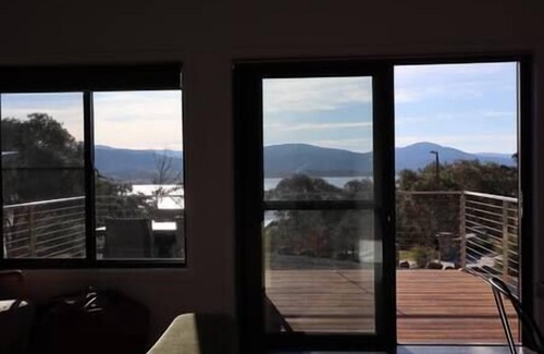East Jindabyne House | #2 New Modern Cabin with Amazing views over lake