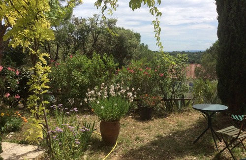 Beaumes-de-Venise Cottage | 2 or 3 people in Provence. Happy.