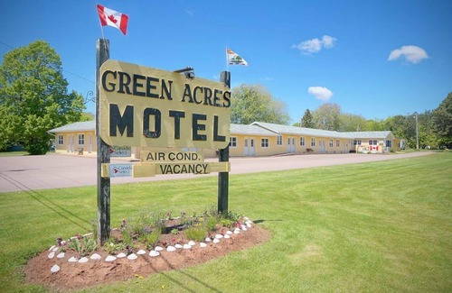 Summerside Apartment | (2) Private Queen Suite at Green Acres Summerside