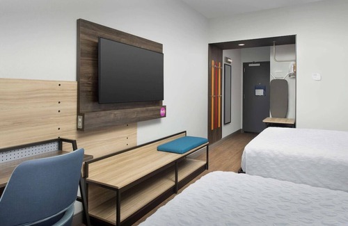 Florida Central Atlantic Coast Hotel | 2 Queen Rooms Near SeaWorld Orlando | w/Free Breakfast & Pets are Welcome