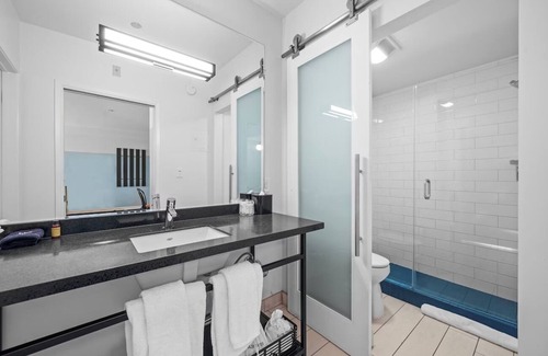 Venice Hotel | 2 Rooms w/Balcony Near Iconic Venice Pier | Rooftop | Free Breakfast