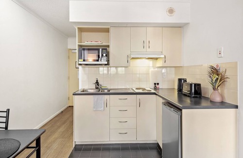 Fortitude Valley Apartment | 2 Seconds to…everything! ~ 1 Bed/1 Bath/1 Car – CBD Views