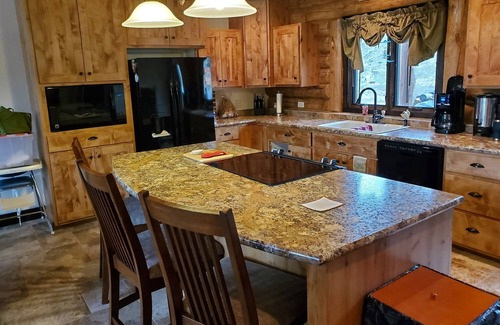 Mountain Home Cabin | 2 Sisters Getaway, Cozy Cabin - Close to Riding Trails, Lakes, & Hot Springs
